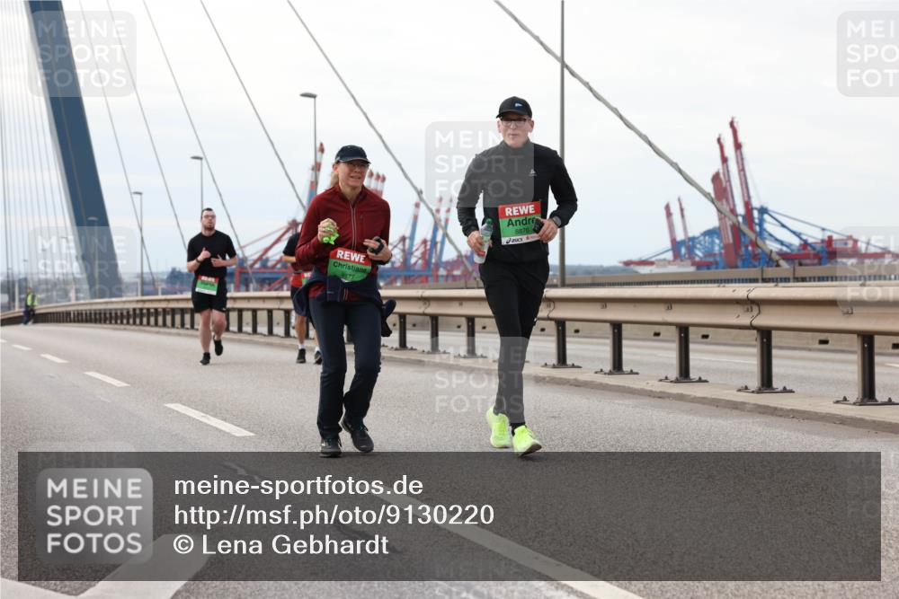 03.10.2025 - Köhlbrandbrückenlauf Lena Gebhardt http://msf.ph/oto/9130220 03.10.2025 16:05:31 Position 2 8877, 8876 meine-sportfotos.de
