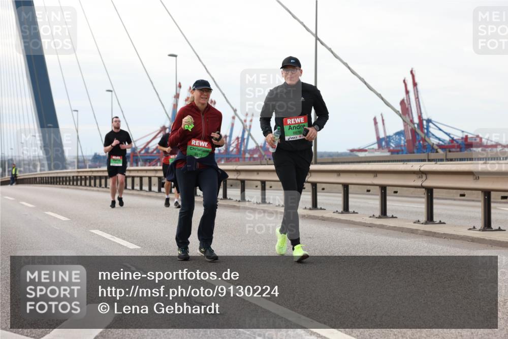 03.10.2025 - Köhlbrandbrückenlauf Lena Gebhardt http://msf.ph/oto/9130224 03.10.2025 16:05:31 Position 2 8877, 8876 meine-sportfotos.de