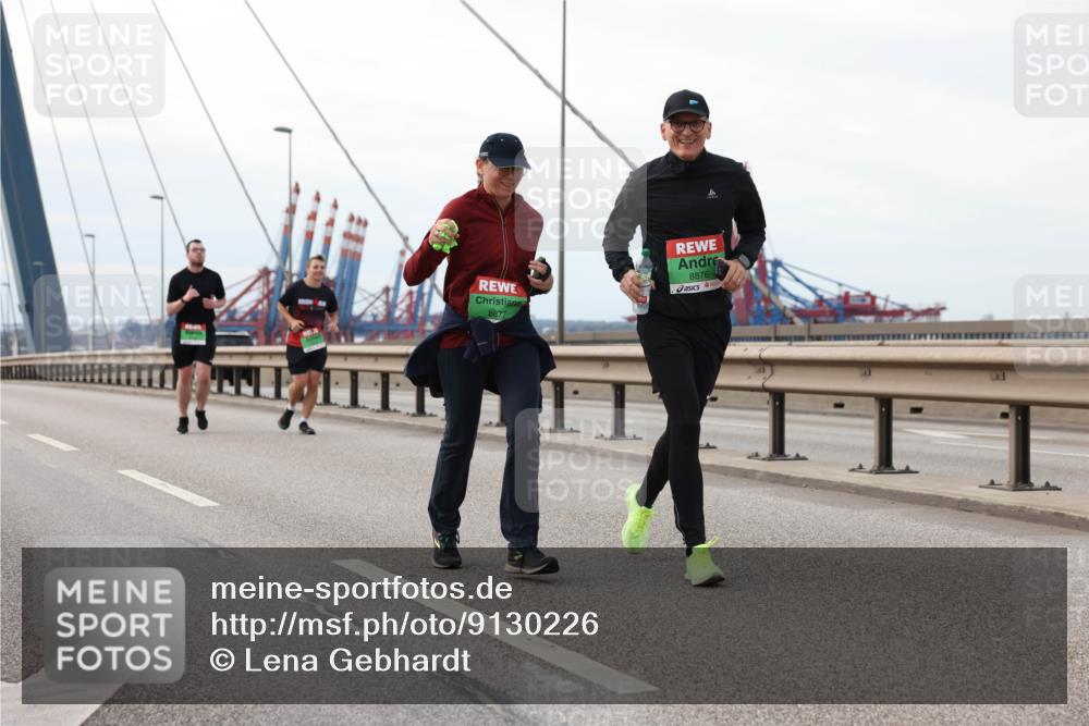 03.10.2025 - Köhlbrandbrückenlauf Lena Gebhardt http://msf.ph/oto/9130226 03.10.2025 16:05:32 Position 2 8877, 8876 meine-sportfotos.de