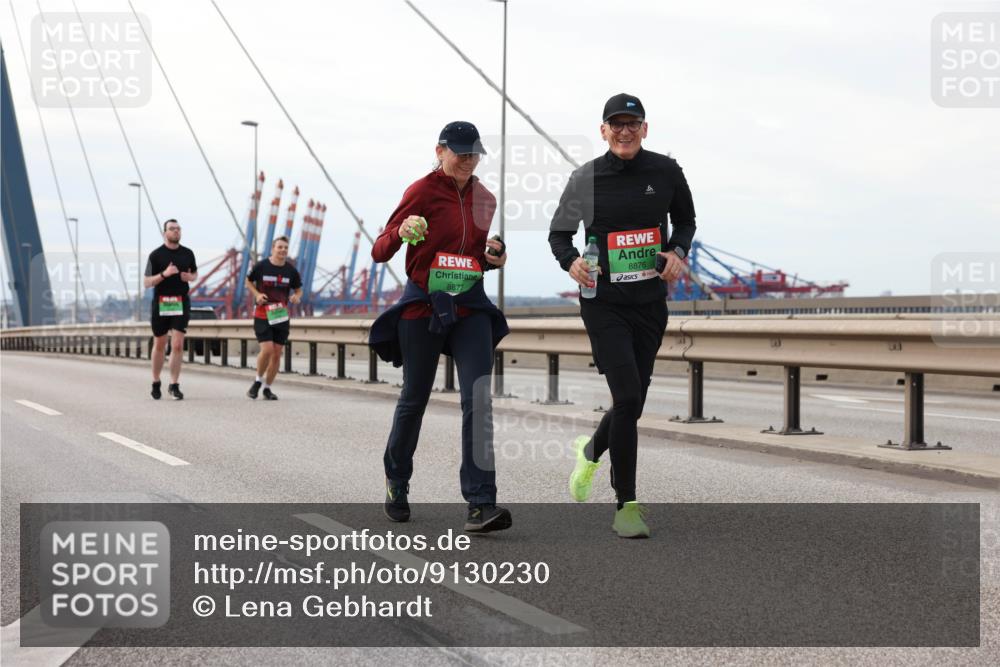 03.10.2025 - Köhlbrandbrückenlauf Lena Gebhardt http://msf.ph/oto/9130230 03.10.2025 16:05:32 Position 2 8877, 8876 meine-sportfotos.de