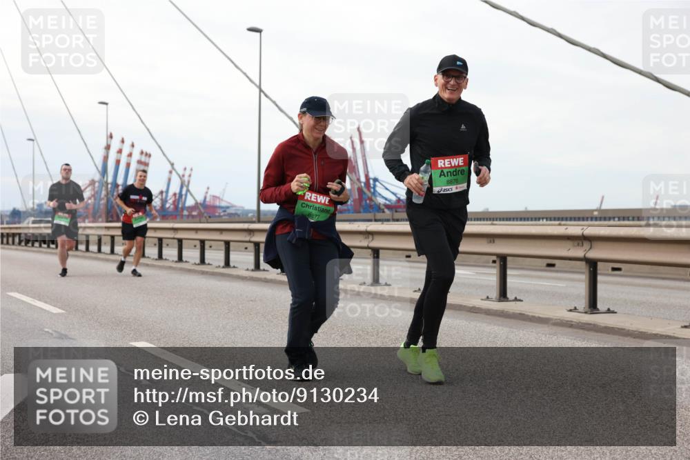 03.10.2025 - Köhlbrandbrückenlauf Lena Gebhardt http://msf.ph/oto/9130234 03.10.2025 16:05:33 Position 2 8877, 8876 meine-sportfotos.de