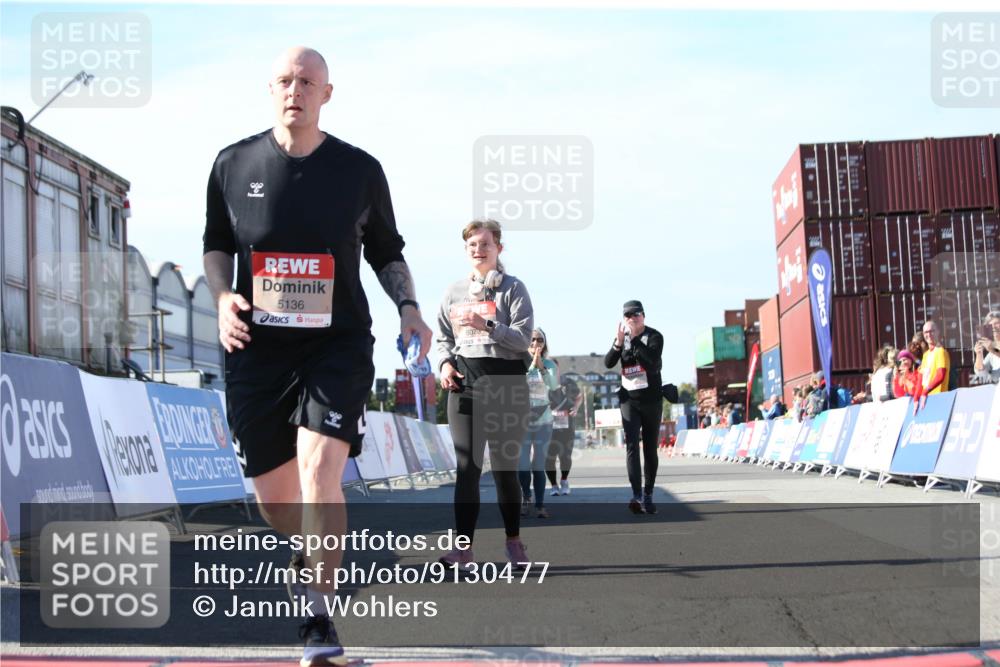 03.10.2025 - Köhlbrandbrückenlauf Jannik Wohlers http://msf.ph/oto/9130477 03.10.2025 13:47:11 Ziel 5136, 5293, 5635, 5636, 6073 meine-sportfotos.de