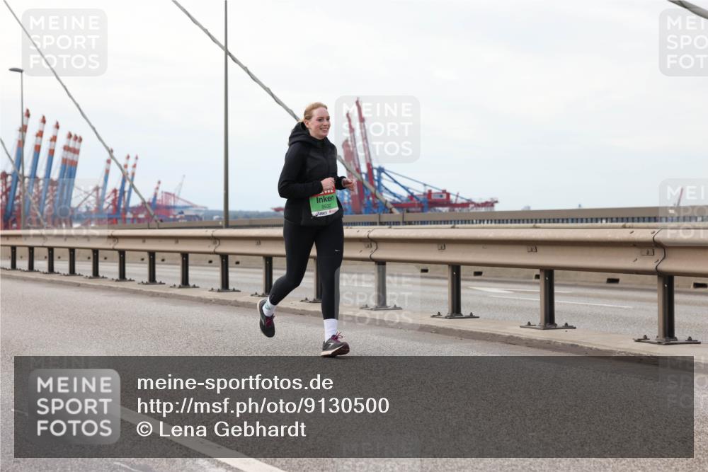 03.10.2025 - Köhlbrandbrückenlauf Lena Gebhardt http://msf.ph/oto/9130500 03.10.2025 16:06:07 Position 2 9533 meine-sportfotos.de