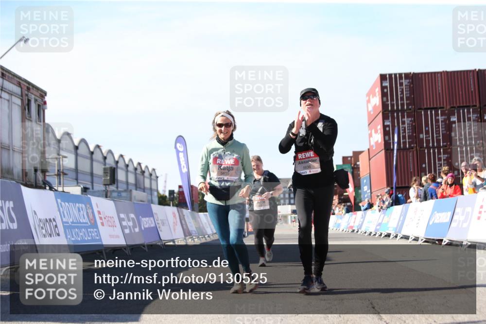 03.10.2025 - Köhlbrandbrückenlauf Jannik Wohlers http://msf.ph/oto/9130525 03.10.2025 13:47:15 Ziel 5136, 5293, 5635, 5636, 6073 meine-sportfotos.de