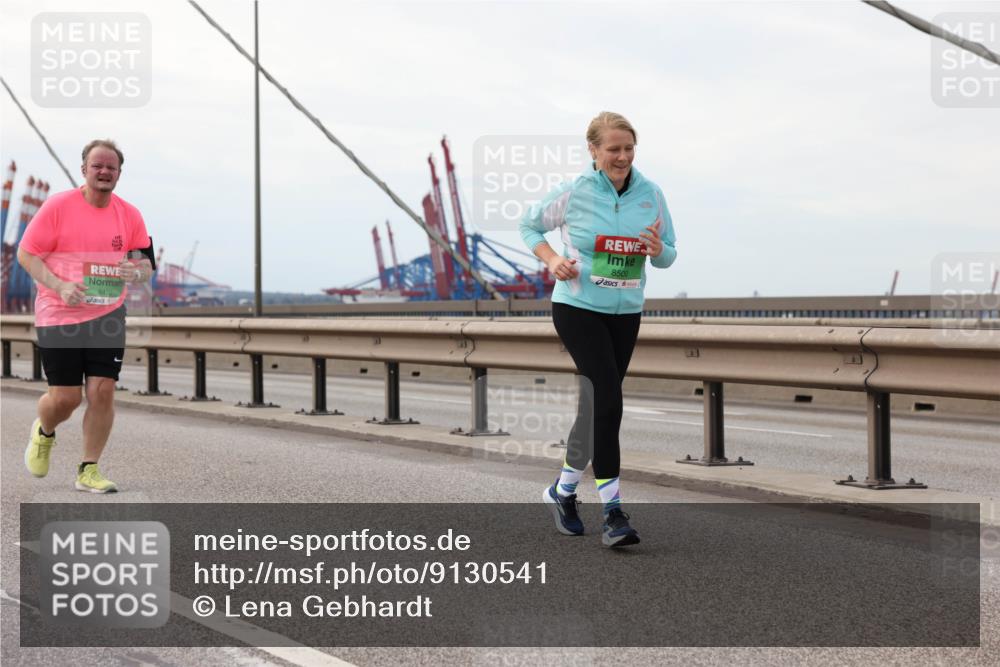 03.10.2025 - Köhlbrandbrückenlauf Lena Gebhardt http://msf.ph/oto/9130541 03.10.2025 16:06:14 Position 2 8470, 8500 meine-sportfotos.de