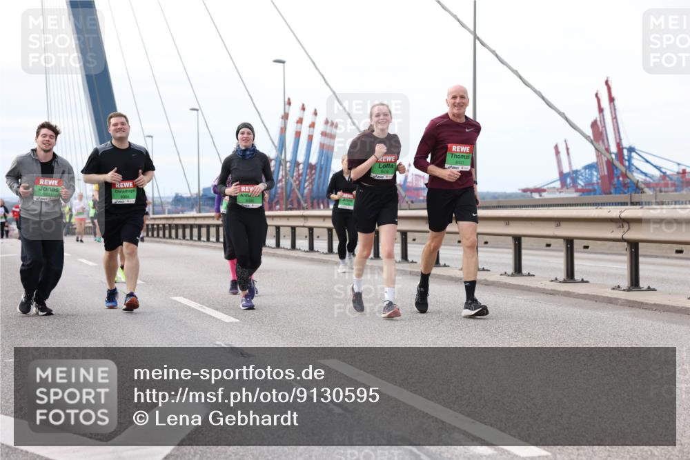 03.10.2025 - Köhlbrandbrückenlauf Lena Gebhardt http://msf.ph/oto/9130595 03.10.2025 16:06:20 Position 2 8416, 8441 meine-sportfotos.de