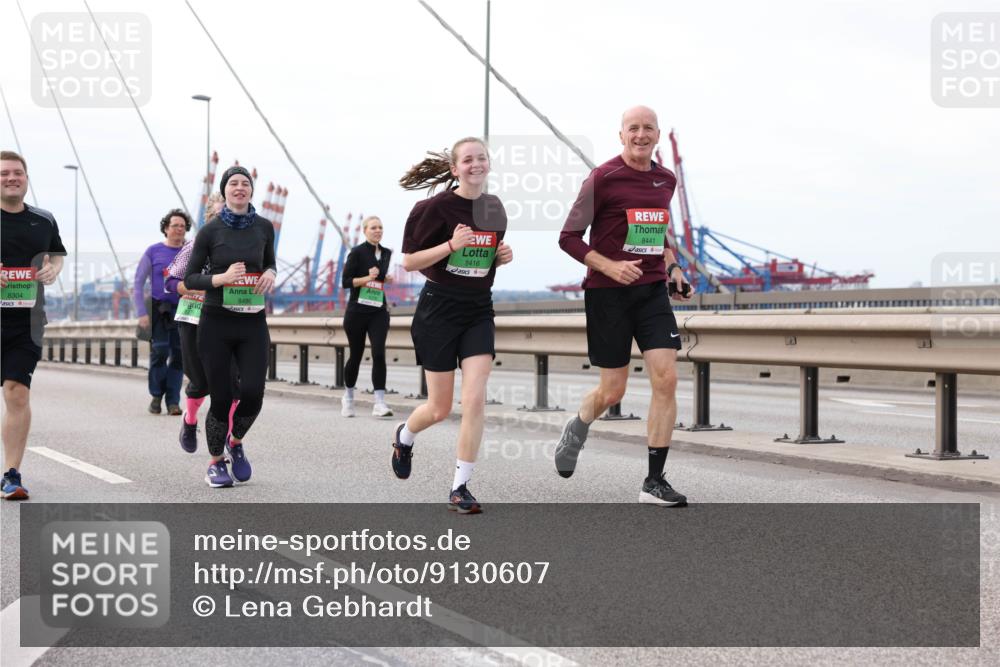 03.10.2025 - Köhlbrandbrückenlauf Lena Gebhardt http://msf.ph/oto/9130607 03.10.2025 16:06:21 Position 2 8304, 8486, 8416, 8441 meine-sportfotos.de