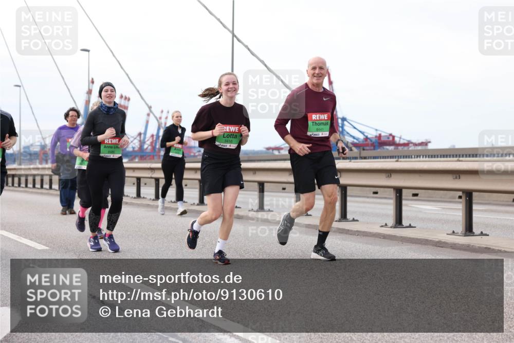 03.10.2025 - Köhlbrandbrückenlauf Lena Gebhardt http://msf.ph/oto/9130610 03.10.2025 16:06:21 Position 2 8486, 8416, 8441 meine-sportfotos.de
