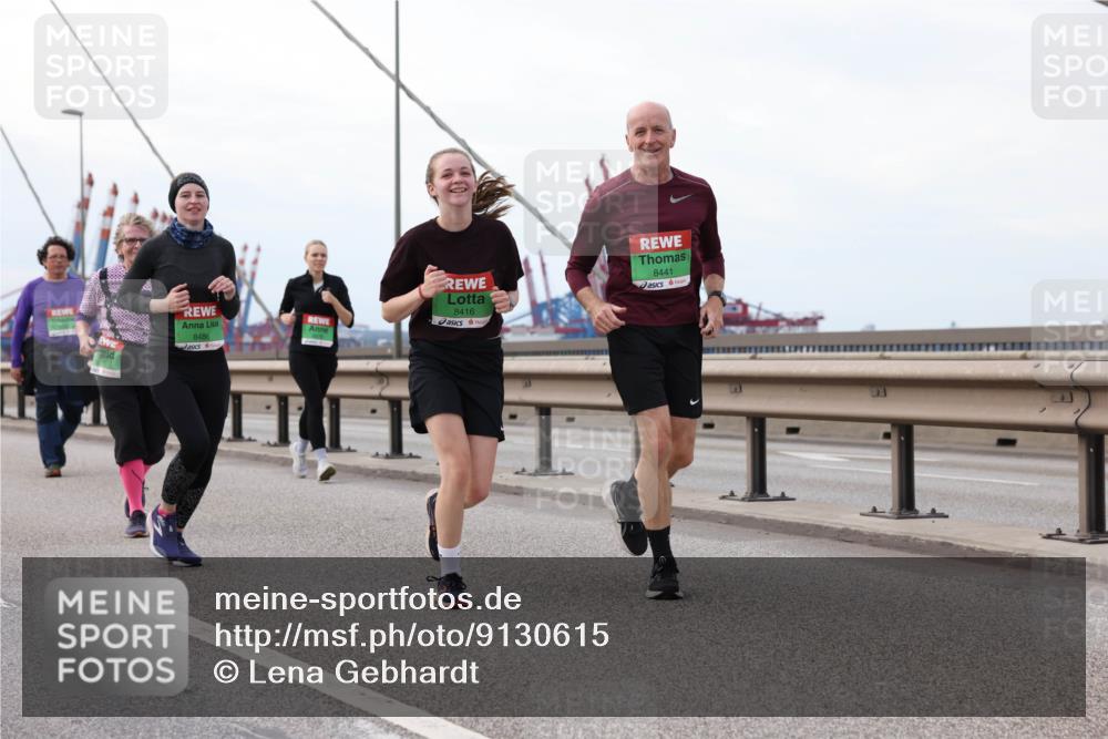 03.10.2025 - Köhlbrandbrückenlauf Lena Gebhardt http://msf.ph/oto/9130615 03.10.2025 16:06:21 Position 2 8486, 8416, 8441 meine-sportfotos.de