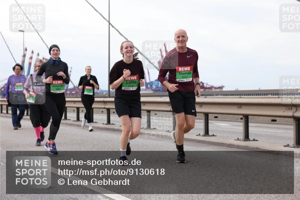 03.10.2025 - Köhlbrandbrückenlauf Lena Gebhardt http://msf.ph/oto/9130618 03.10.2025 16:06:21 Position 2 8486, 8416, 8441 meine-sportfotos.de