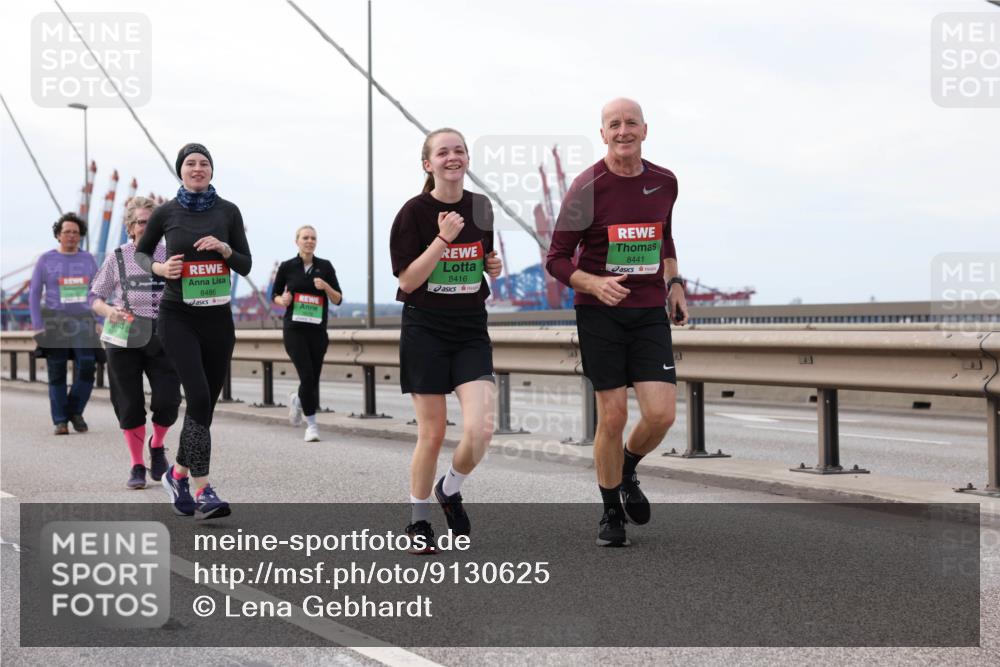 03.10.2025 - Köhlbrandbrückenlauf Lena Gebhardt http://msf.ph/oto/9130625 03.10.2025 16:06:21 Position 2 8486, 8416, 8441 meine-sportfotos.de