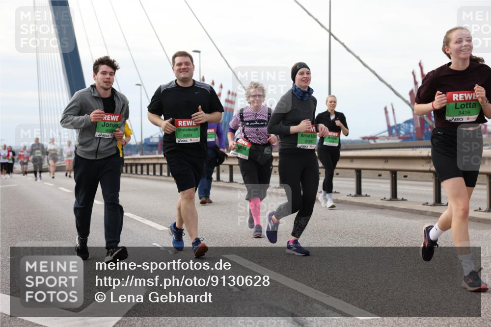 03.10.2025 - Köhlbrandbrückenlauf Lena Gebhardt http://msf.ph/oto/9130628 03.10.2025 16:06:22 Position 2 8521, 8304, 8486, 8416 meine-sportfotos.de