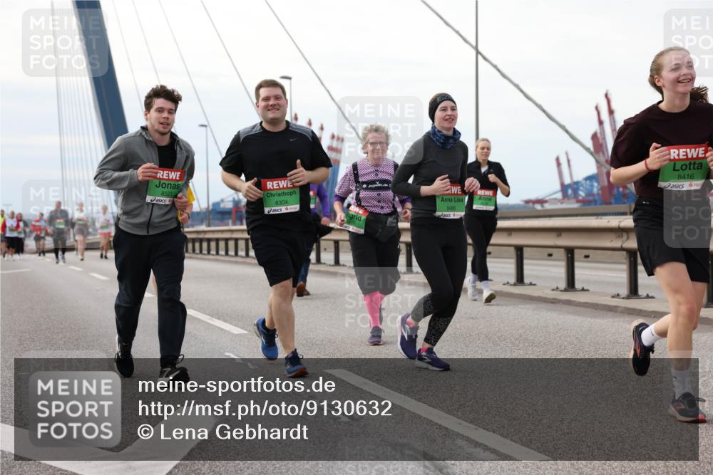 03.10.2025 - Köhlbrandbrückenlauf Lena Gebhardt http://msf.ph/oto/9130632 03.10.2025 16:06:22 Position 2 8521, 8304, 8416, 8486 meine-sportfotos.de