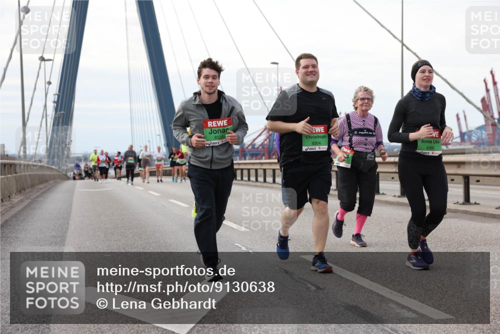 03.10.2025 - Köhlbrandbrückenlauf Lena Gebhardt http://msf.ph/oto/9130638 03.10.2025 16:06:22 Position 2 8521, 8304, 8486 meine-sportfotos.de
