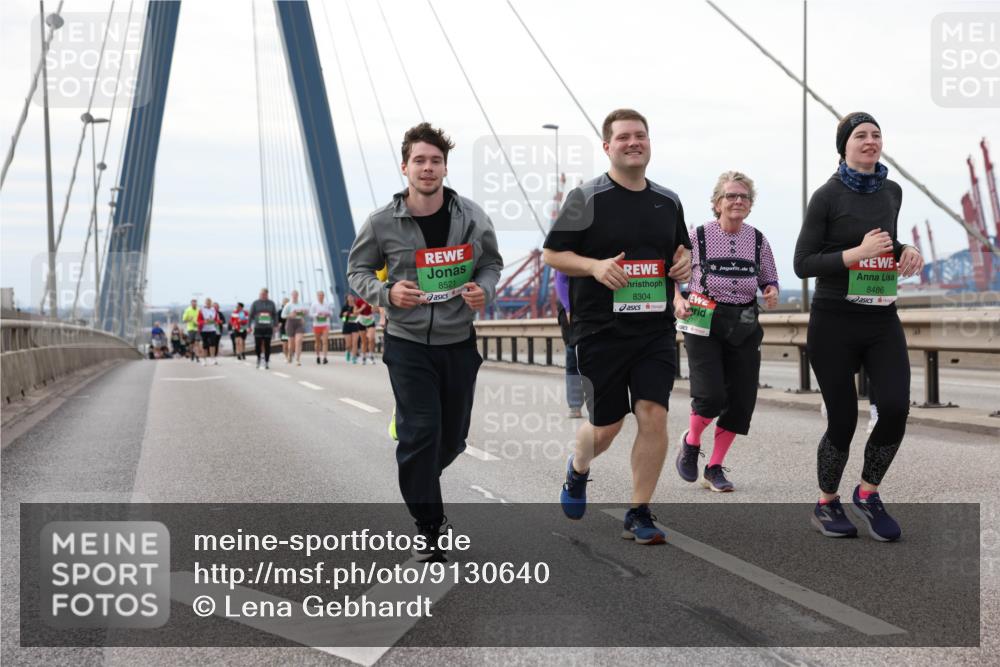 03.10.2025 - Köhlbrandbrückenlauf Lena Gebhardt http://msf.ph/oto/9130640 03.10.2025 16:06:22 Position 2 8521, 8304, 8486 meine-sportfotos.de