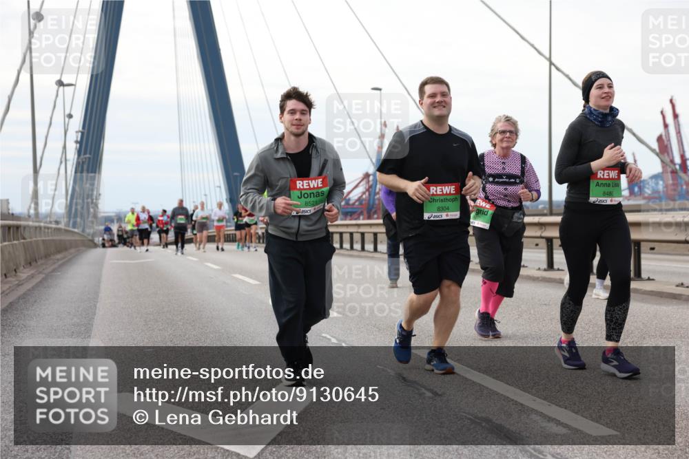 03.10.2025 - Köhlbrandbrückenlauf Lena Gebhardt http://msf.ph/oto/9130645 03.10.2025 16:06:22 Position 2 8521, 8304, 8486 meine-sportfotos.de