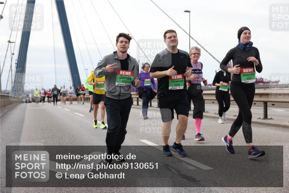 03.10.2025 - Köhlbrandbrückenlauf Lena Gebhardt http://msf.ph/oto/9130651 03.10.2025 16:06:23 Position 2 8521, 8304, 8486 meine-sportfotos.de
