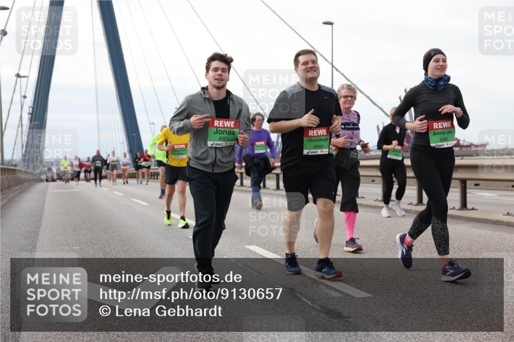 03.10.2025 - Köhlbrandbrückenlauf Lena Gebhardt http://msf.ph/oto/9130657 03.10.2025 16:06:23 Position 2 8521, 8304, 8486 meine-sportfotos.de