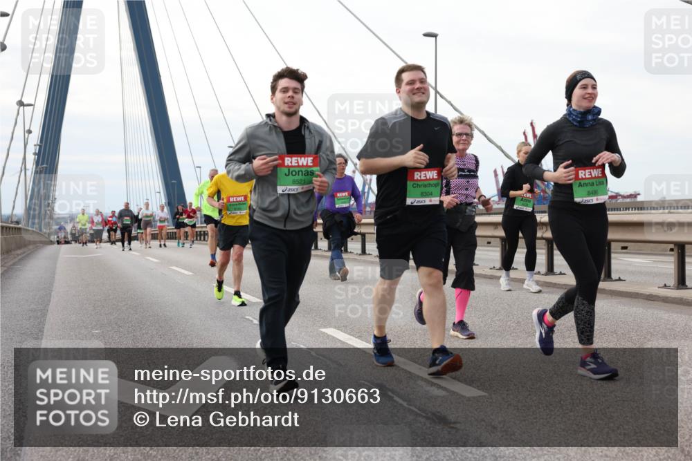 03.10.2025 - Köhlbrandbrückenlauf Lena Gebhardt http://msf.ph/oto/9130663 03.10.2025 16:06:23 Position 2 8521, 8304, 8486 meine-sportfotos.de