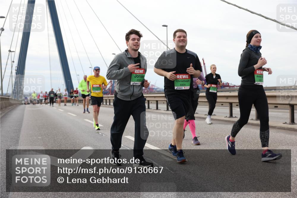 03.10.2025 - Köhlbrandbrückenlauf Lena Gebhardt http://msf.ph/oto/9130667 03.10.2025 16:06:23 Position 2 8521, 8304, 848 meine-sportfotos.de