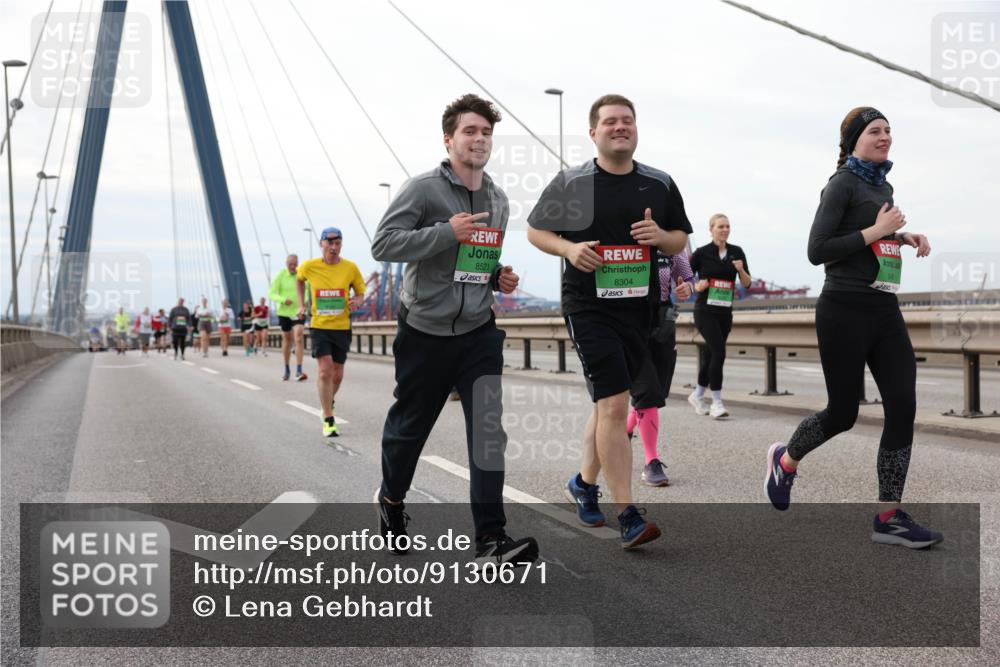 03.10.2025 - Köhlbrandbrückenlauf Lena Gebhardt http://msf.ph/oto/9130671 03.10.2025 16:06:23 Position 2 8521, 8304 meine-sportfotos.de