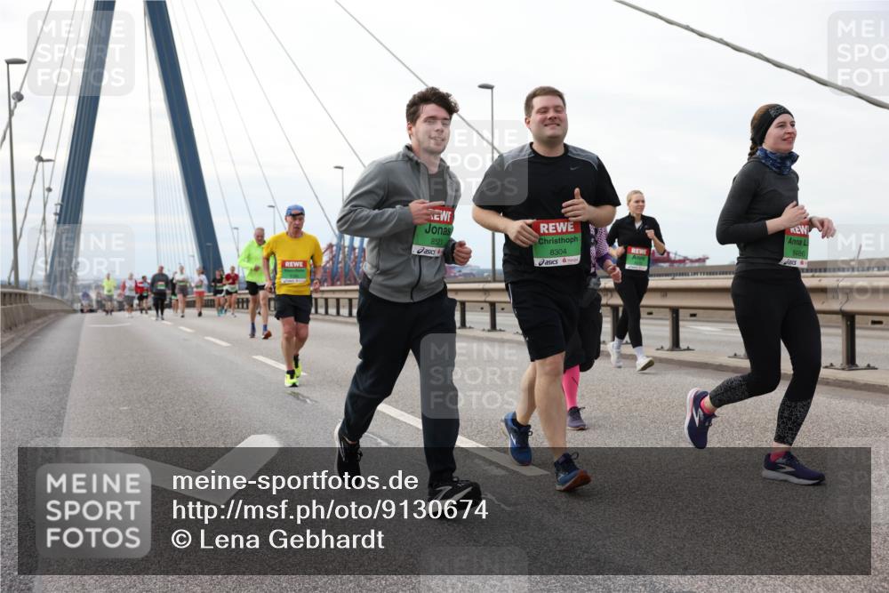 03.10.2025 - Köhlbrandbrückenlauf Lena Gebhardt http://msf.ph/oto/9130674 03.10.2025 16:06:23 Position 2 8521, 8304, 8486 meine-sportfotos.de