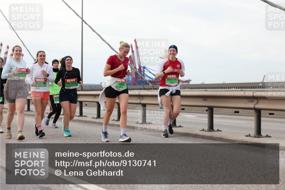 03.10.2025 - Köhlbrandbrückenlauf Lena Gebhardt http://msf.ph/oto/9130741 03.10.2025 16:06:35 Position 2 8573, 8849, 9336, 9335 meine-sportfotos.de
