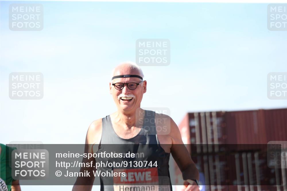 03.10.2025 - Köhlbrandbrückenlauf Jannik Wohlers http://msf.ph/oto/9130744 03.10.2025 13:48:13 Ziel 5735, 6164, 6165 meine-sportfotos.de