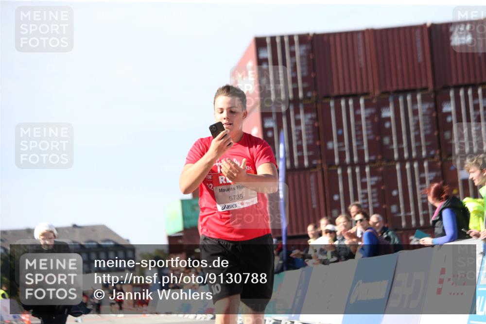 03.10.2025 - Köhlbrandbrückenlauf Jannik Wohlers http://msf.ph/oto/9130788 03.10.2025 13:48:17 Ziel 4824, 5735, 6164, 6165 meine-sportfotos.de
