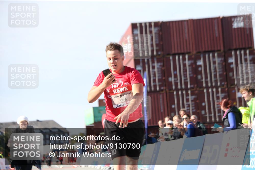 03.10.2025 - Köhlbrandbrückenlauf Jannik Wohlers http://msf.ph/oto/9130790 03.10.2025 13:48:17 Ziel 4824, 5735, 6164, 6165 meine-sportfotos.de