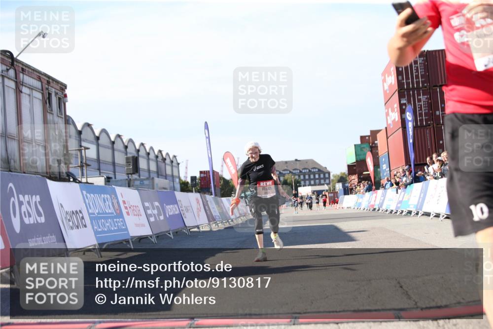 03.10.2025 - Köhlbrandbrückenlauf Jannik Wohlers http://msf.ph/oto/9130817 03.10.2025 13:48:18 Ziel 4824, 5735, 6164, 6165 meine-sportfotos.de