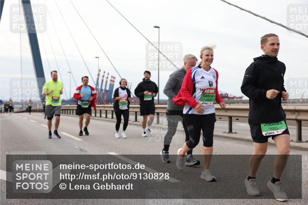 03.10.2025 - Köhlbrandbrückenlauf Lena Gebhardt http://msf.ph/oto/9130828 03.10.2025 16:06:39 Position 2 8659, 8391 meine-sportfotos.de