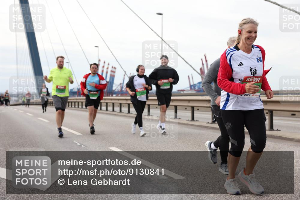 03.10.2025 - Köhlbrandbrückenlauf Lena Gebhardt http://msf.ph/oto/9130841 03.10.2025 16:06:40 Position 2  meine-sportfotos.de