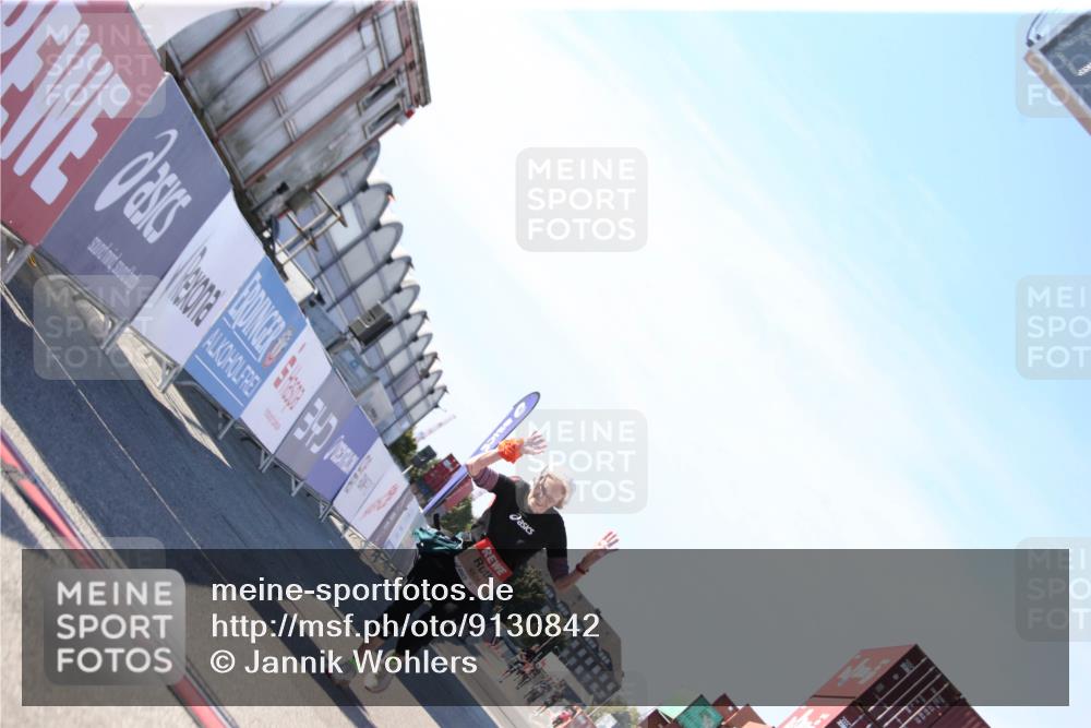 03.10.2025 - Köhlbrandbrückenlauf Jannik Wohlers http://msf.ph/oto/9130842 03.10.2025 13:48:19 Ziel 4824, 5735, 6164, 6165 meine-sportfotos.de