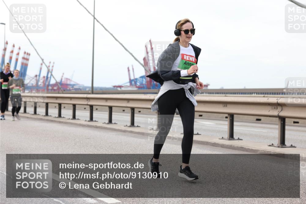 03.10.2025 - Köhlbrandbrückenlauf Lena Gebhardt http://msf.ph/oto/9130910 03.10.2025 16:06:48 Position 2 8641 meine-sportfotos.de