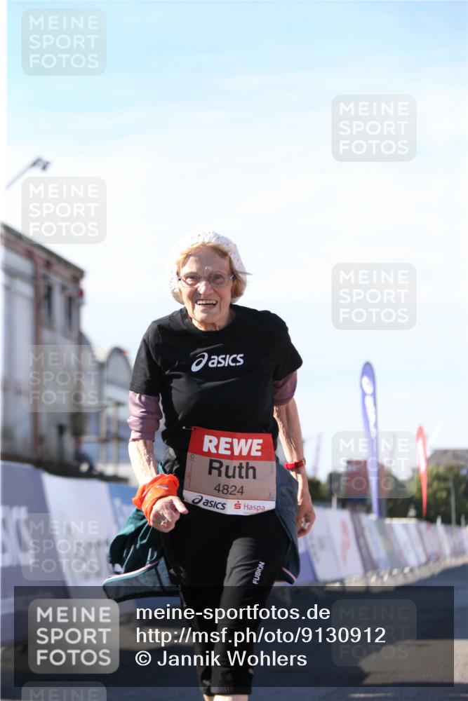 03.10.2025 - Köhlbrandbrückenlauf Jannik Wohlers http://msf.ph/oto/9130912 03.10.2025 13:48:21 Ziel 4824, 5735, 6164, 6165 meine-sportfotos.de