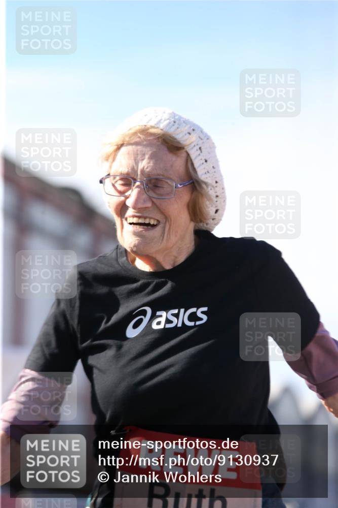 03.10.2025 - Köhlbrandbrückenlauf Jannik Wohlers http://msf.ph/oto/9130937 03.10.2025 13:48:22 Ziel 4824, 5735, 6164, 6165 meine-sportfotos.de