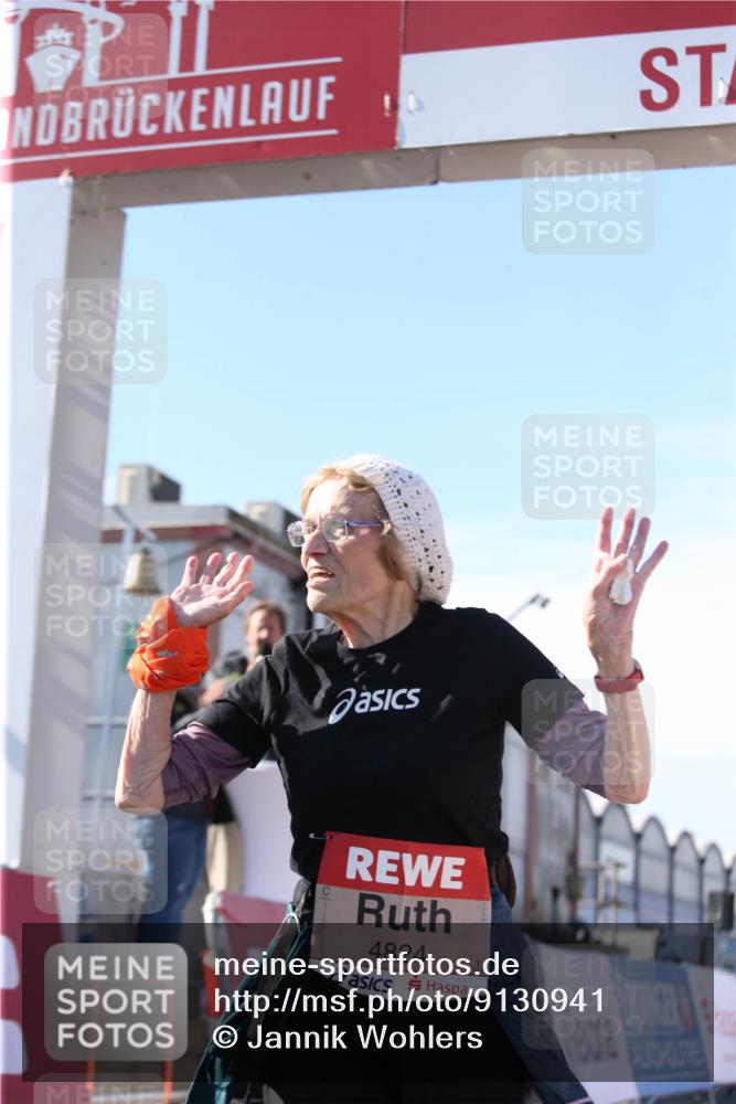03.10.2025 - Köhlbrandbrückenlauf Jannik Wohlers http://msf.ph/oto/9130941 03.10.2025 13:48:23 Ziel 4824, 5735, 6164, 6165 meine-sportfotos.de