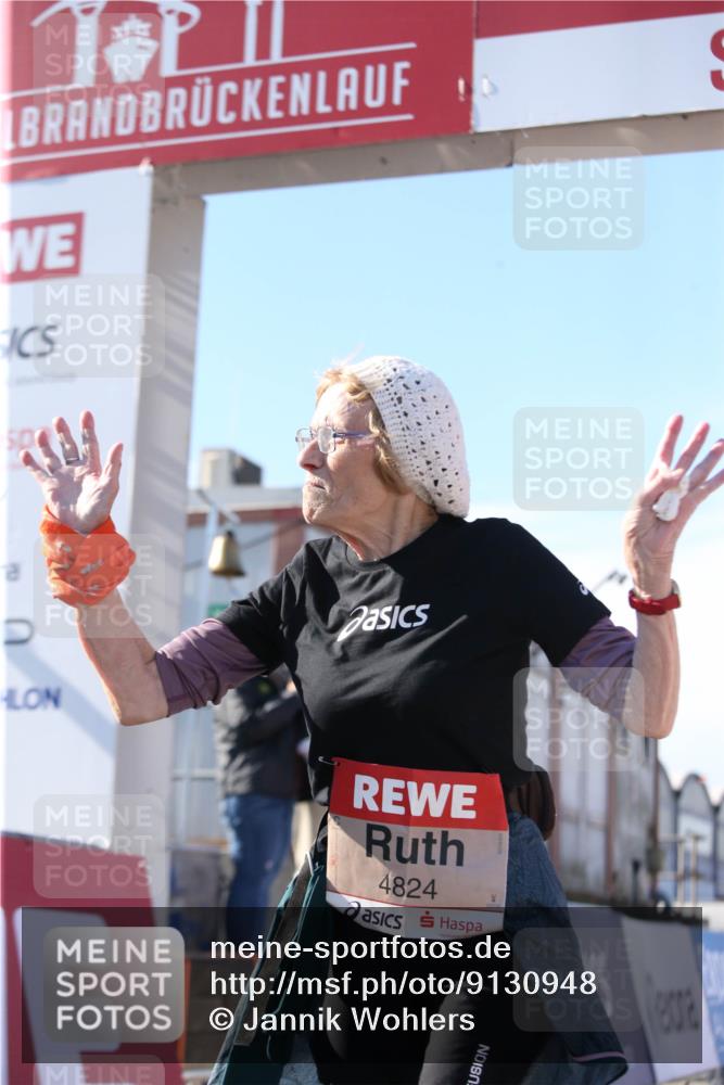 03.10.2025 - Köhlbrandbrückenlauf Jannik Wohlers http://msf.ph/oto/9130948 03.10.2025 13:48:23 Ziel 4824, 5735, 6164, 6165 meine-sportfotos.de