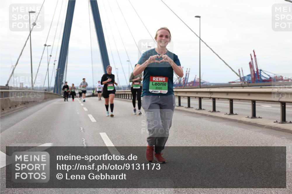 03.10.2025 - Köhlbrandbrückenlauf Lena Gebhardt http://msf.ph/oto/9131173 03.10.2025 16:07:22 Position 2 8560 meine-sportfotos.de
