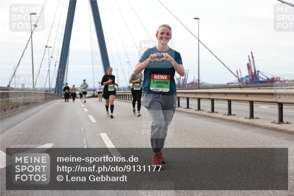 03.10.2025 - Köhlbrandbrückenlauf Lena Gebhardt http://msf.ph/oto/9131177 03.10.2025 16:07:22 Position 2 8560 meine-sportfotos.de