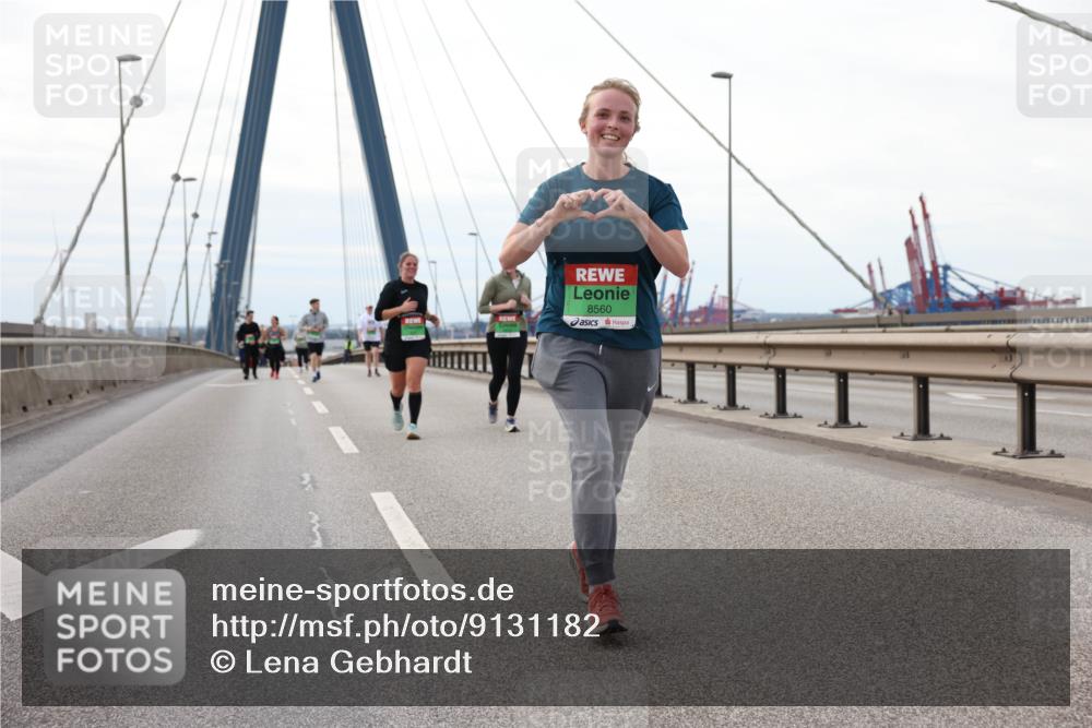 03.10.2025 - Köhlbrandbrückenlauf Lena Gebhardt http://msf.ph/oto/9131182 03.10.2025 16:07:22 Position 2 8560 meine-sportfotos.de