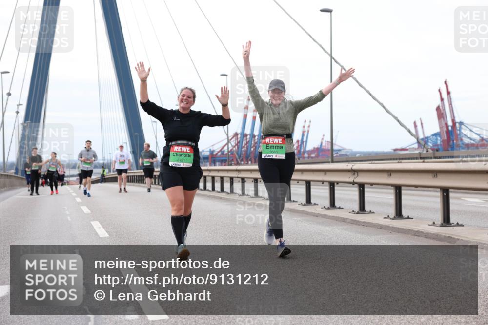 03.10.2025 - Köhlbrandbrückenlauf Lena Gebhardt http://msf.ph/oto/9131212 03.10.2025 16:07:24 Position 2 8721, 8685 meine-sportfotos.de