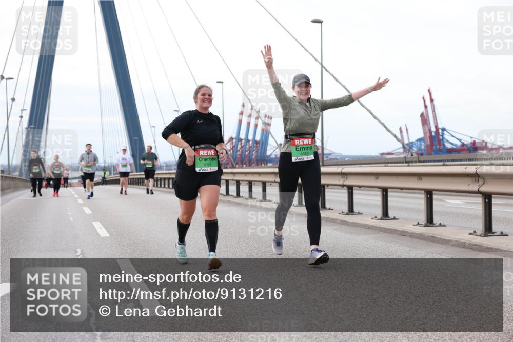 03.10.2025 - Köhlbrandbrückenlauf Lena Gebhardt http://msf.ph/oto/9131216 03.10.2025 16:07:25 Position 2 8721, 8685 meine-sportfotos.de