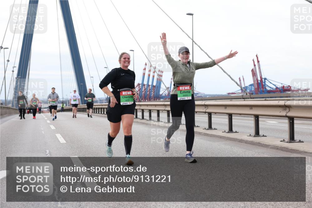 03.10.2025 - Köhlbrandbrückenlauf Lena Gebhardt http://msf.ph/oto/9131221 03.10.2025 16:07:25 Position 2 8721, 8685 meine-sportfotos.de