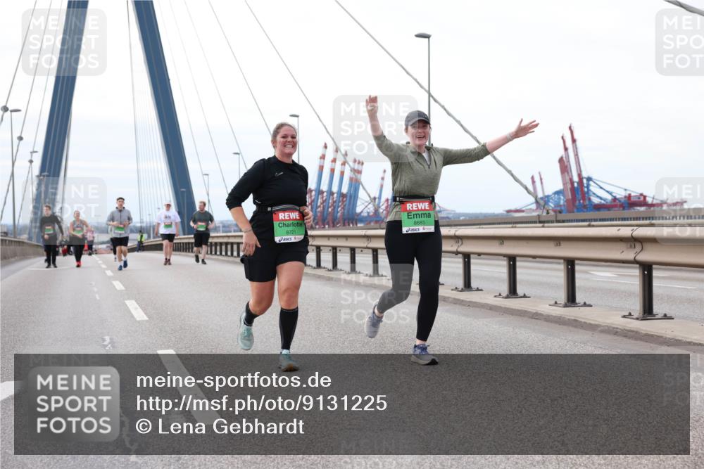 03.10.2025 - Köhlbrandbrückenlauf Lena Gebhardt http://msf.ph/oto/9131225 03.10.2025 16:07:25 Position 2 8721, 8685 meine-sportfotos.de