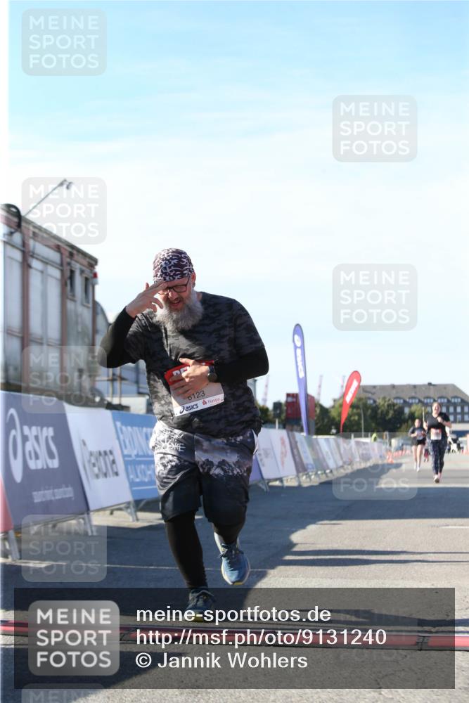 03.10.2025 - Köhlbrandbrückenlauf Jannik Wohlers http://msf.ph/oto/9131240 03.10.2025 13:49:42 Ziel 6123 meine-sportfotos.de