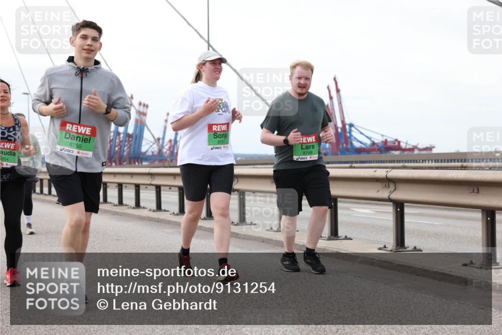 03.10.2025 - Köhlbrandbrückenlauf Lena Gebhardt http://msf.ph/oto/9131254 03.10.2025 16:07:36 Position 2 554, 8750, 8751, 8749 meine-sportfotos.de
