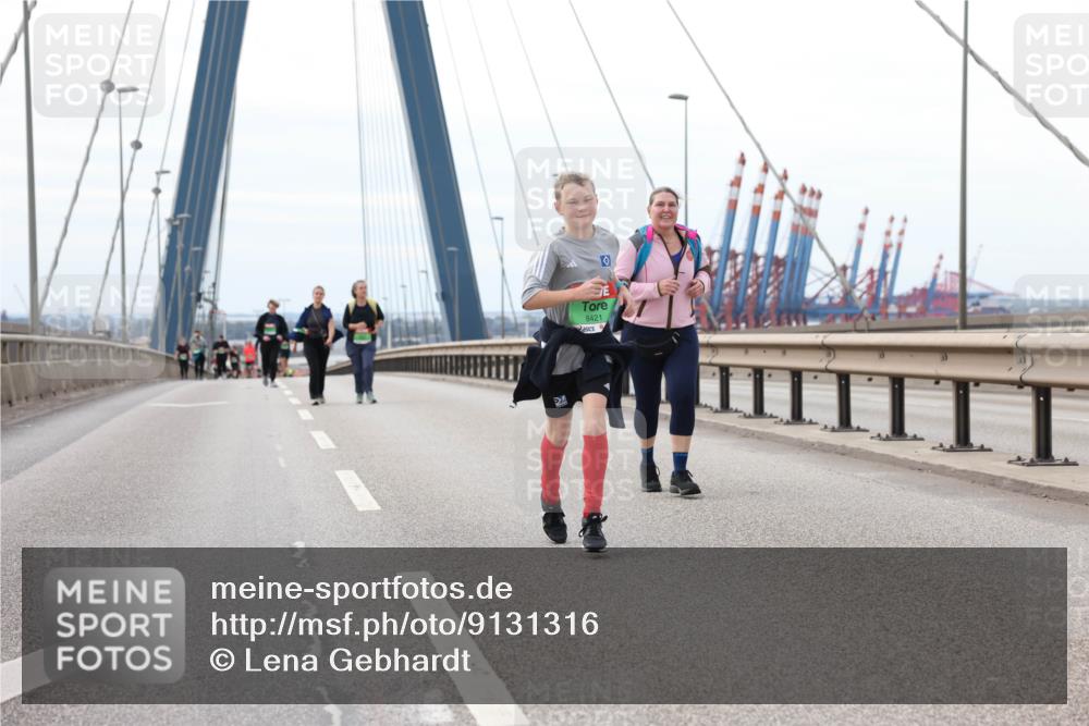 03.10.2025 - Köhlbrandbrückenlauf Lena Gebhardt http://msf.ph/oto/9131316 03.10.2025 16:07:45 Position 2 5224, 8421 meine-sportfotos.de