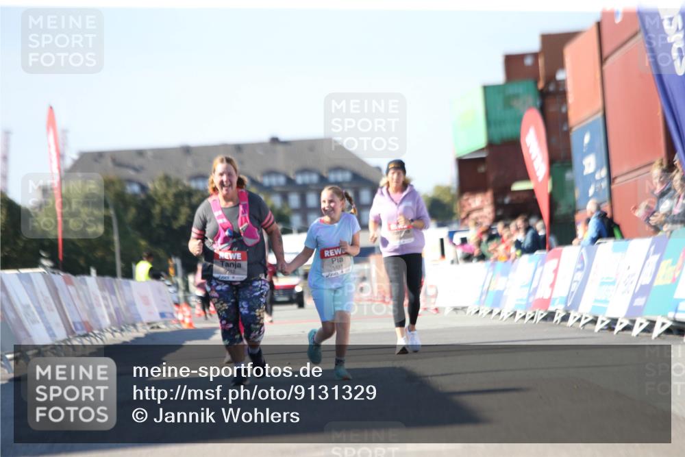 03.10.2025 - Köhlbrandbrückenlauf Jannik Wohlers http://msf.ph/oto/9131329 03.10.2025 13:50:09 Ziel 5611, 5612 meine-sportfotos.de